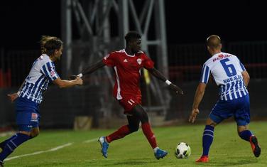 Mendi (OFK Titograd) okružen Božovićem i Roganovićem iz Budućnosti