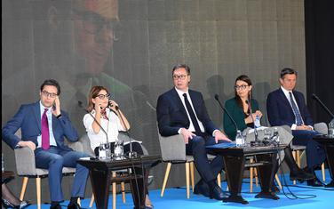 Predsjednici Sjeverne Makedonije, Srbije i Slovenije, Stevo Pendarovski, Aleksandar Vučić i Borut Pahor na panel diskusiji na Regionalnom forumu mladih lidera koji se održava u Novom Sadu