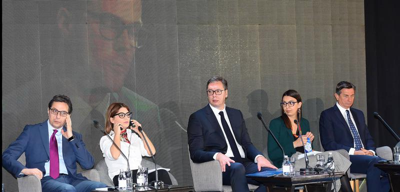 Predsjednici Sjeverne Makedonije, Srbije i Slovenije, Stevo Pendarovski, Aleksandar Vučić i Borut Pahor na panel diskusiji na Regionalnom forumu mladih lidera koji se održava u Novom Sadu