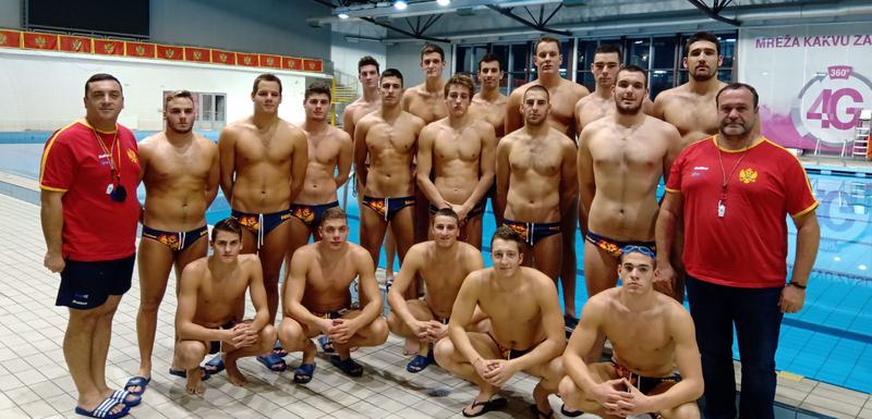 Mlada vaterpolo reprezentacija s trenerima Uskokovićem i Aleksandrom Aleksićem