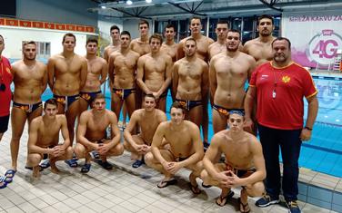 Mlada vaterpolo reprezentacija s trenerima Uskokovićem i Aleksandrom Aleksićem