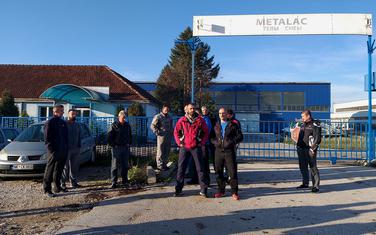 Radnici ispred ograde fabrike