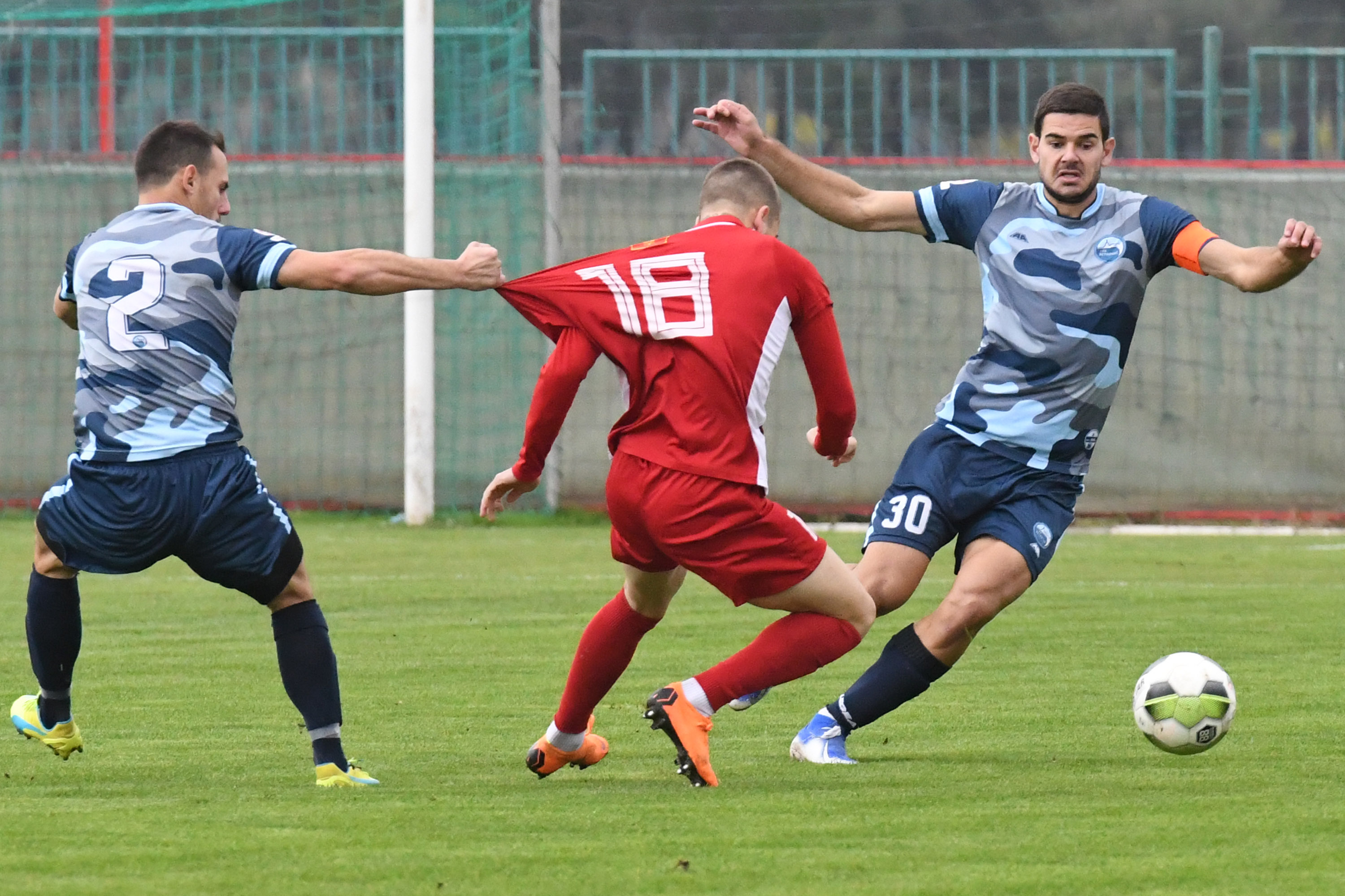 Milić i Kalezić (Petrovac) u duelu sa Miličkovićem (OFK Titograd)