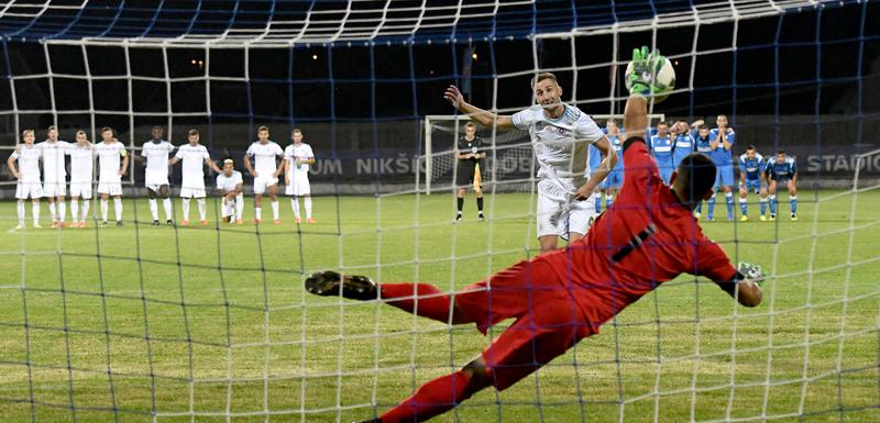 Vladan Giljen brani penal na meču sa Slovanom
