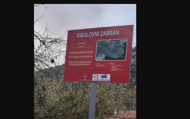 Znak na kojem piše da ribolovni zabran traje do 15. maja 2024.