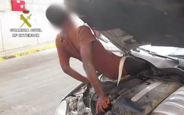 Migrant je bio sakriven između instrument table i motora