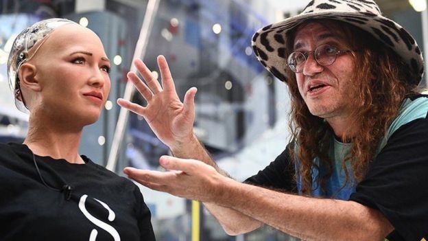 Doktor Ben Gercel sa humaniodnim robotom Sofijom