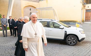 Papa Franjo ispred svog novog vozila