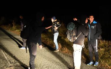 Migranti idu prema granici sa BiH