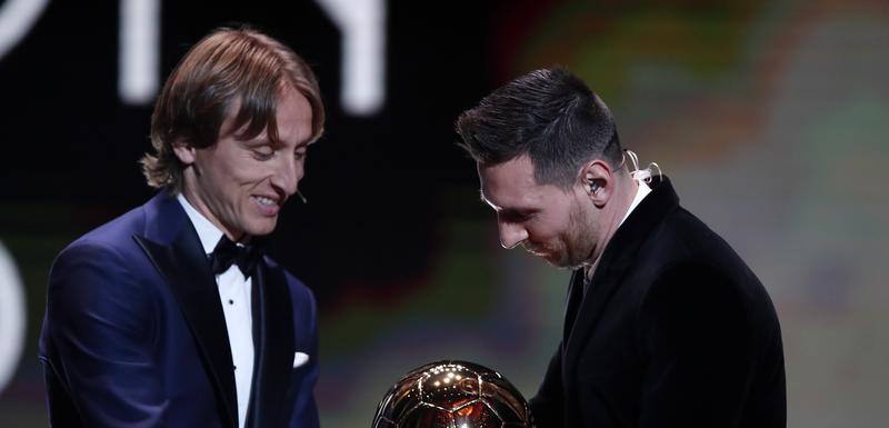 Modrić predaje nagradu Mesiju