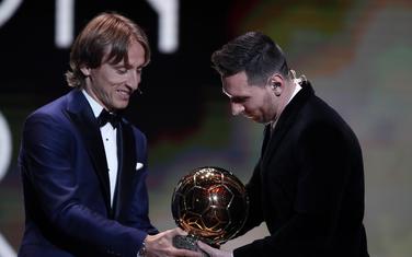 Modrić predaje nagradu Mesiju