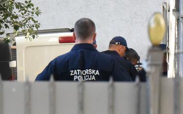 Policija dovodi jednog od osumnjičenih na suđenje (arhiva)