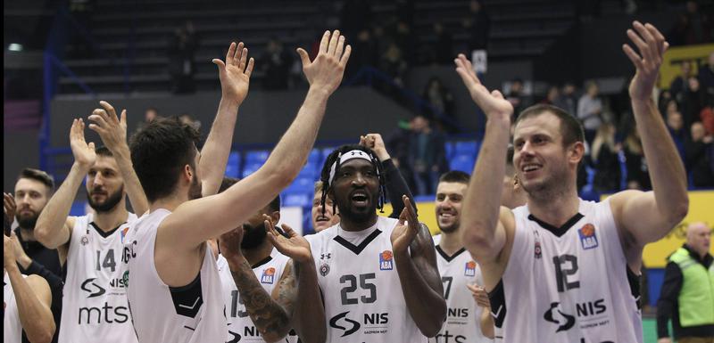 Košarkaši Partizana pozdravljaju navijače po završetku utakmice
