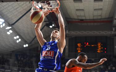 Aleksa Ilić zakucava u koš Cedevite Olimpije