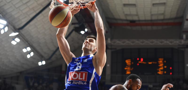 Aleksa Ilić zakucava u koš Cedevite Olimpije