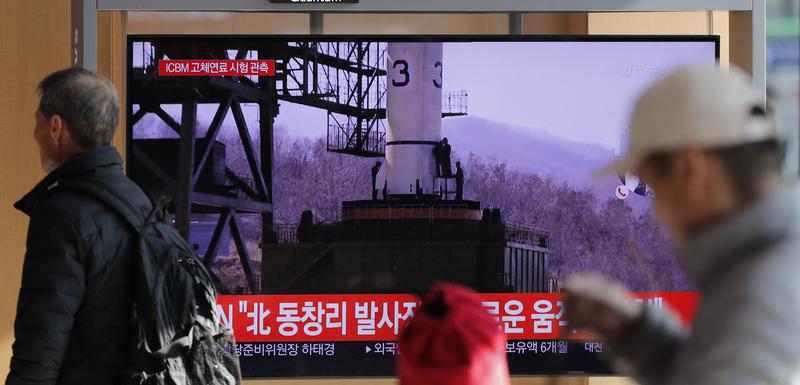 Ljudi u Južnoj Koreji gledaju saopštenje o "veoma važnoj probi" Sjeverne Koreje