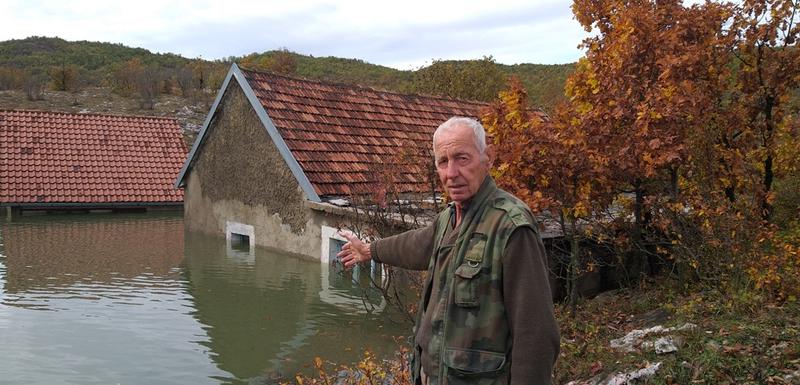 Milorad Nikolić ispred poplavljene kuće