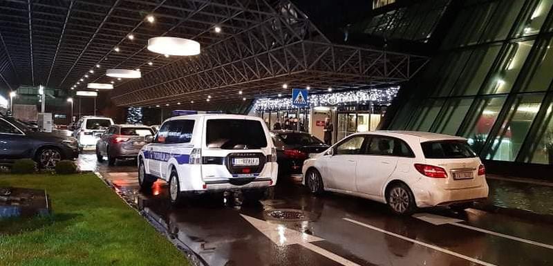Ispred hotela "Kraun plaza"