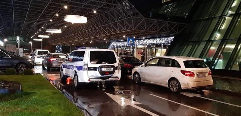 Sinoć ispred hotela "Kraun plaza"
