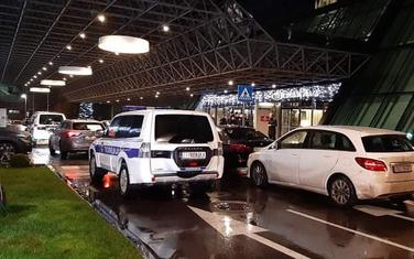 Sinoć ispred hotela "Kraun plaza"