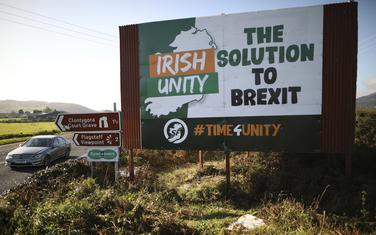 "Irsko jedinstvo - rješenje za Bregzit": Bilbord na na starom putu Belfast-Dablin u blizini granice između Sjeverne Irske i Republike Irske