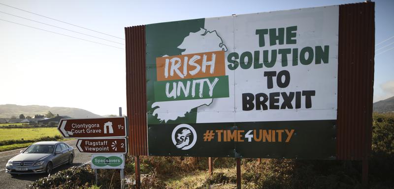 "Irsko jedinstvo - rješenje za Bregzit": Bilbord na na starom putu Belfast-Dablin u blizini granice između Sjeverne Irske i Republike Irske