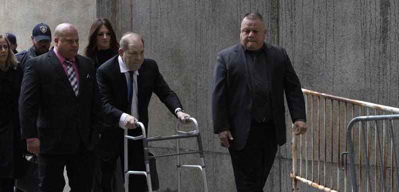 Vajnstin je koristio šetalicu da uđe u sudnicu.