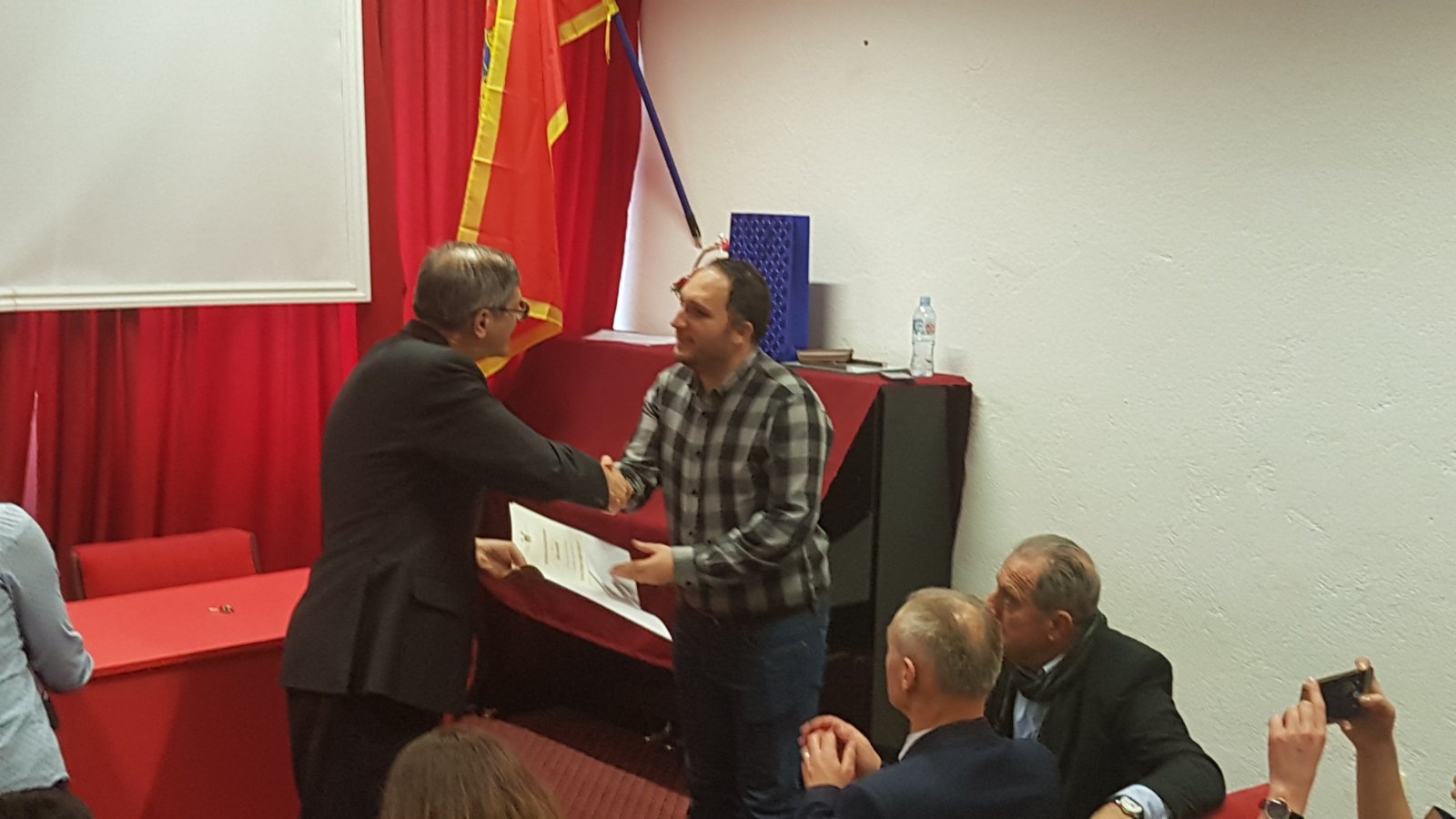 Ambasador Luka Zelioli uručuje diplome