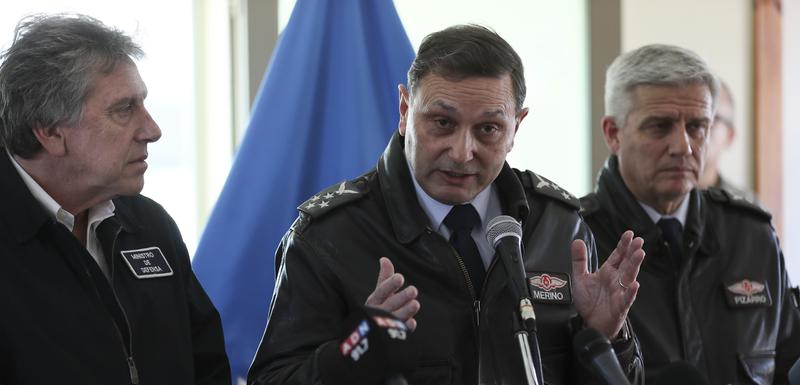 Arturo Merino, komandant čileanskog vazduhoplovstva govori na konferenciji za medije