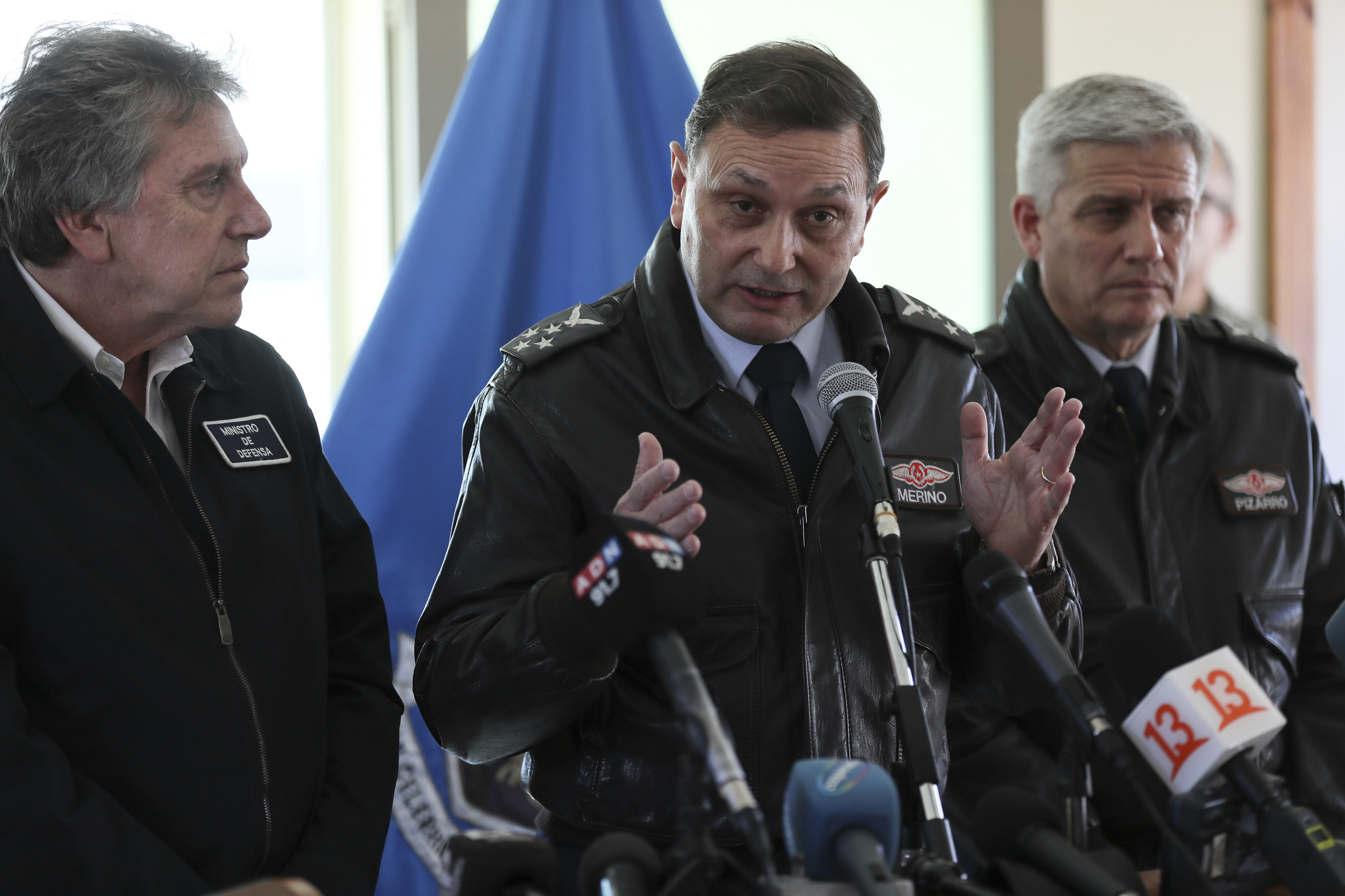 Arturo Merino, komandant čileanskog vazduhoplovstva govori na konferenciji za medije