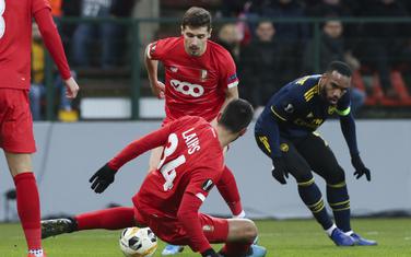 Lakazet pred golom Standarda