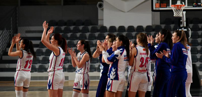 Košarkašice Budućnosti proslavljaju pobjedu