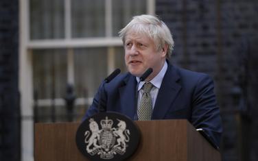 Boris Džonson ispred svoje rezidencije u ulica Dauning broj 10