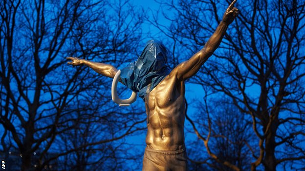 Preko statue Zlatana Ibrahimovića navučena je plastična kesa
