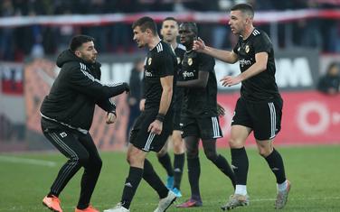 Stojanović slavi sa saigračima