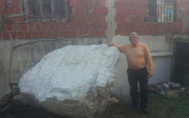 Bajrović pored stijene koja je došla do kuće