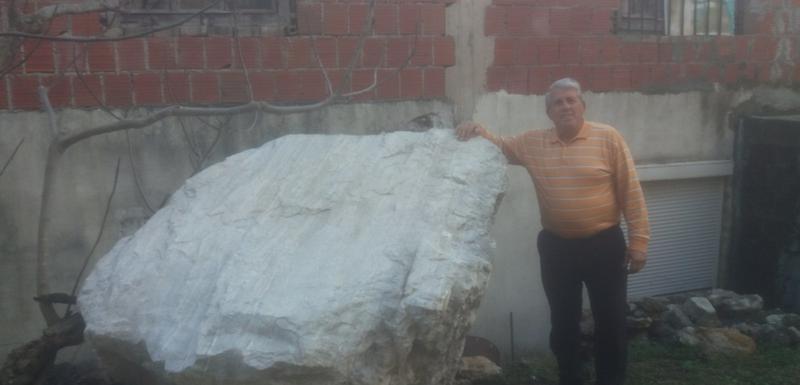 Bajrović pored stijene koja je došla do kuće