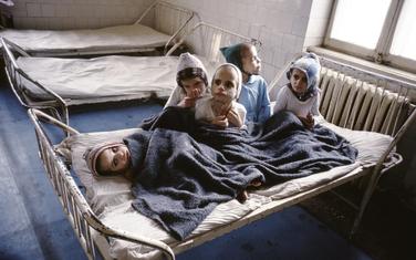 Čaušesku je zahtijevao od žena da rode najmanje petoro djece, usljed čega je u državnim
sirotištima bilo 150 000 djece od kojih su mnoga bila zaražena HIV-om.