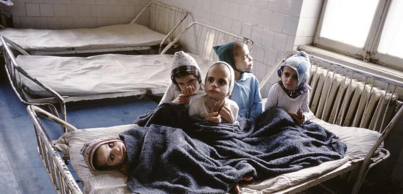 Čaušesku je zahtijevao od žena da rode najmanje petoro djece, usljed čega je u državnim
sirotištima bilo 150 000 djece od kojih su mnoga bila zaražena HIV-om.