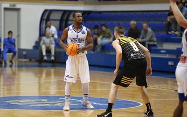 Derik Nidam u duelu sa Marselinjom Uertasom na prvoj utakmici