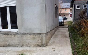 Sporni prolaz kod zgrade u Petnjici