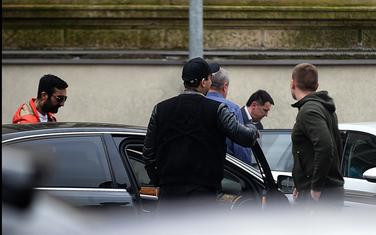 Vidoje Stanišić (lijevo), Gile Stanišić (leđima okrenut) prate Kašćelana nakon izlaska iz CB