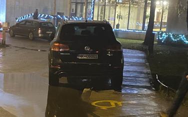 Nepropisno parkirano službeno vozilo