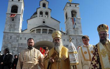 Mitropolit amfilohije ispred hrama Hristovog vaskrsenja u Podgorici