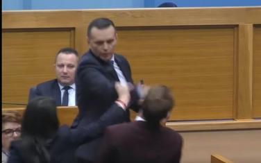 Trenutak kada Lukač udara Stanivukovića