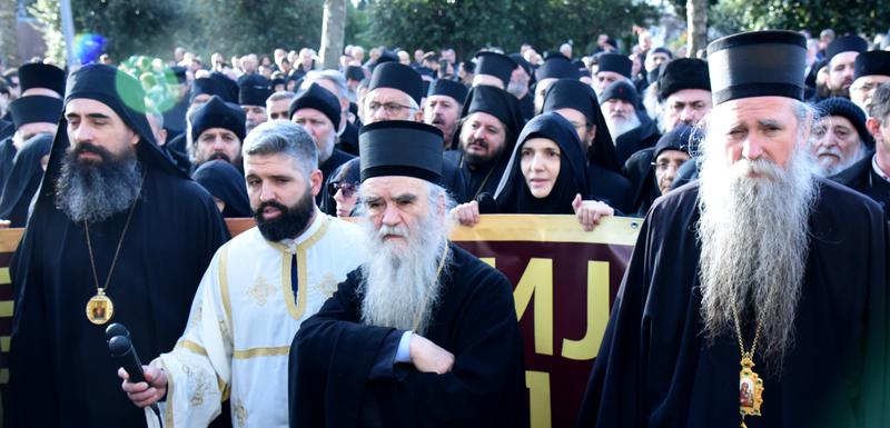 Sveštenstvo i monasi Mitropolije ispred Skupštine