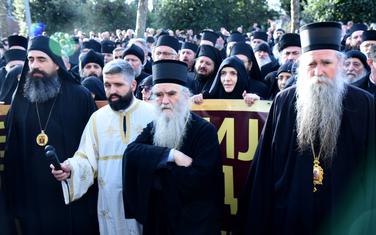 Sveštenstvo i monasi Mitropolije ispred Skupštine