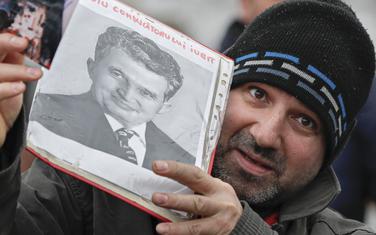 Komunistički nostalgičari okupili su se danas na grobu Čaušeskua u Bukureštu