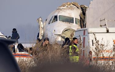 Policija i spasioci na mjestu pada aviona
