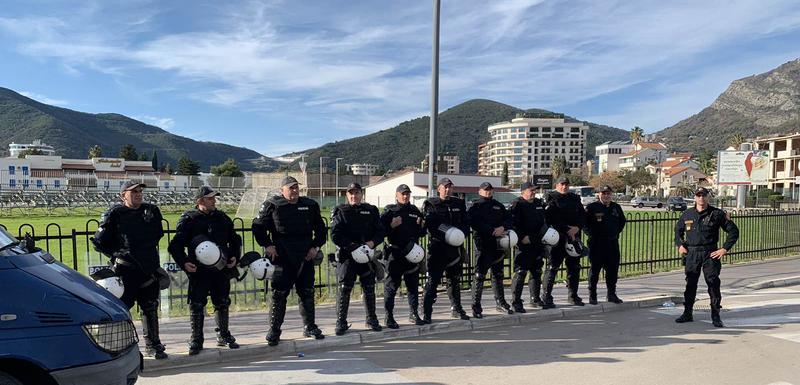 Policija na kružnom toku u Budvi